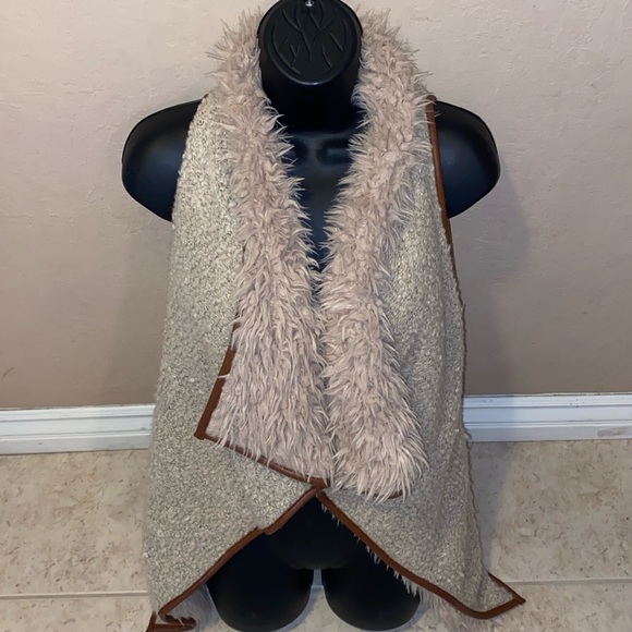 Beautiful vest. 78% Acrylic, 18% Wool, 4% Polyester., - Picture 4 of 8